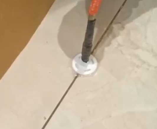 陆良瓷砖空鼓维修公司专业解答瓷砖在铺贴过程中，如果没有涂抹均匀到位的粘结材料（如水泥砂浆或瓷砖胶），可能会导致以下问题
