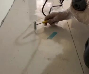 陆良瓷砖开裂维修公司专业分享瓷砖在铺贴前如果没有沥干水分，将会导致以下问题