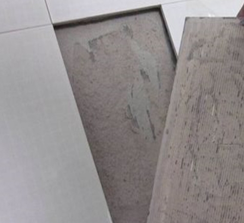 陆良瓷砖空鼓维修公司分享瓷砖铺贴时如果打浆（即涂抹在瓷砖背面和基层上的砂浆或瓷砖胶）过少，会带来以下问题